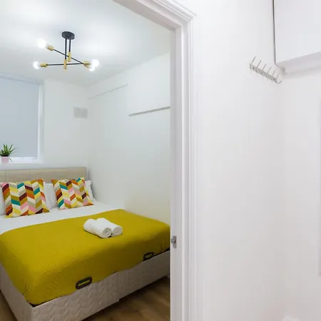 City Centre One Bedroom Apartment Next To Station, Newly Renovated London Exterior photo