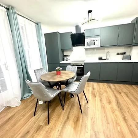 City Centre One Bedroom Apartment Next To Station, Newly Renovated London Exterior photo