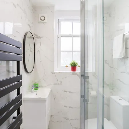 City Centre One Bedroom Apartment Next To Station, Newly Renovated London Exterior photo