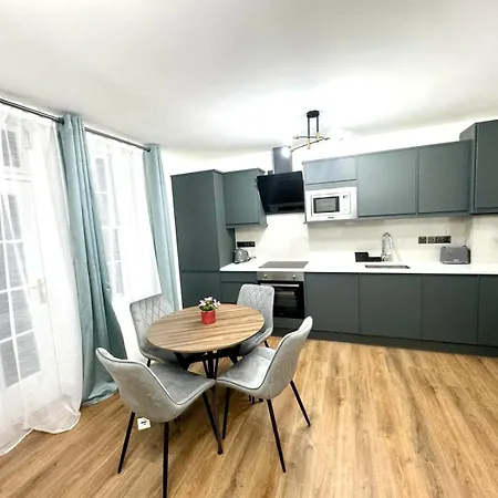 City Centre One Bedroom Apartment Next To Station, Newly Renovated London Exterior photo
