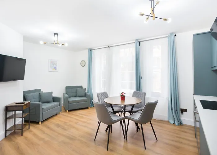 City Centre One Bedroom Apartment Next To Station, Newly Renovated