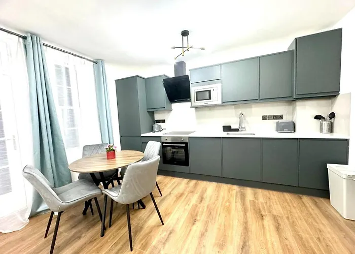 City Centre One Bedroom Apartment Next To Station, Newly Renovated