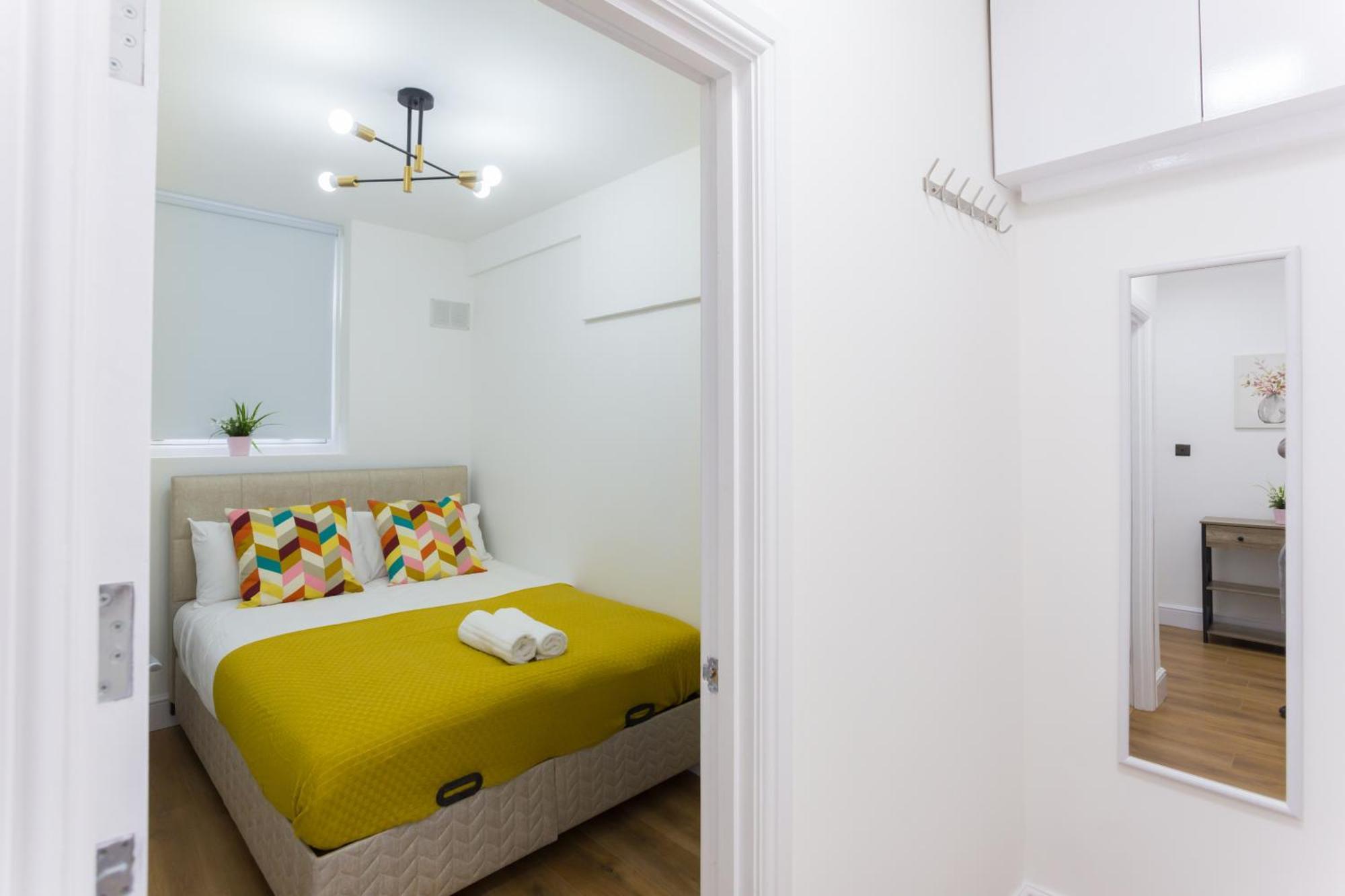 Centre One Bedroom Next To Station, Newly Renovated * London