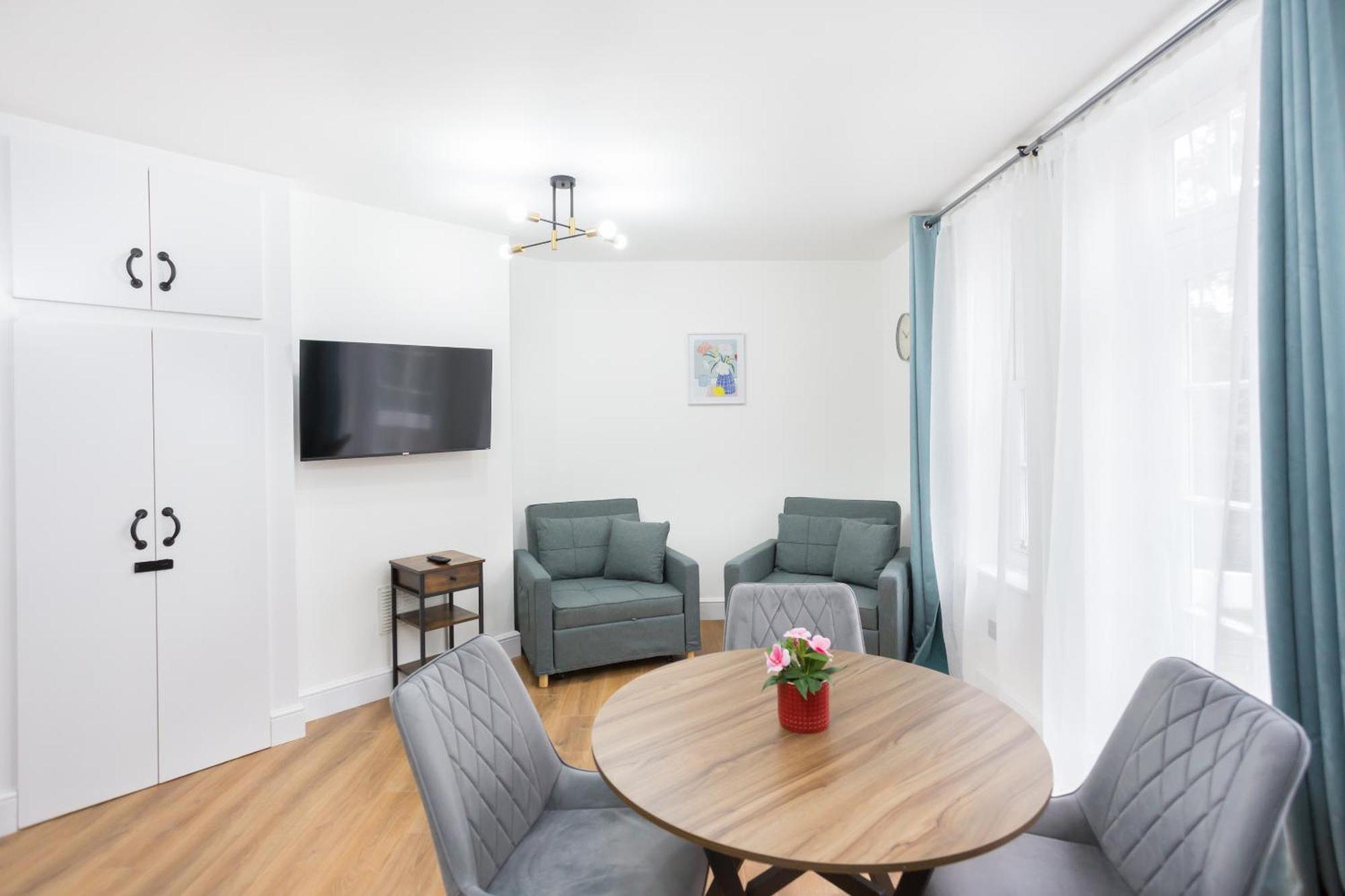Apartment Centre One Bedroom Next To Station, Newly Renovated