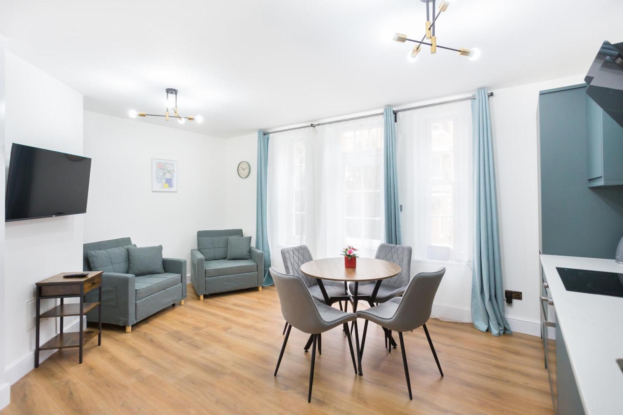 Centre One Bedroom Next To Station, Newly Renovated * London