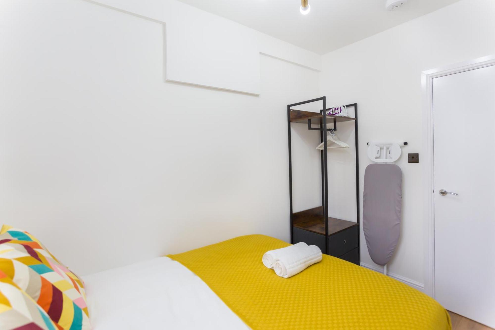 Centre One Bedroom Next To Station, Newly Renovated *