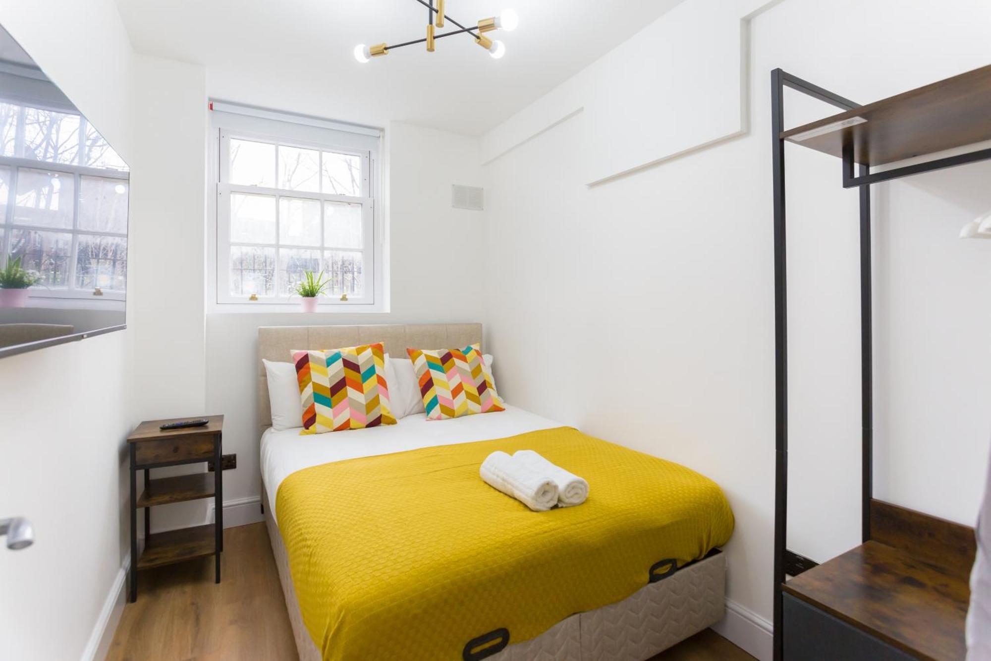 Centre One Bedroom Next To Station, Newly Renovated *