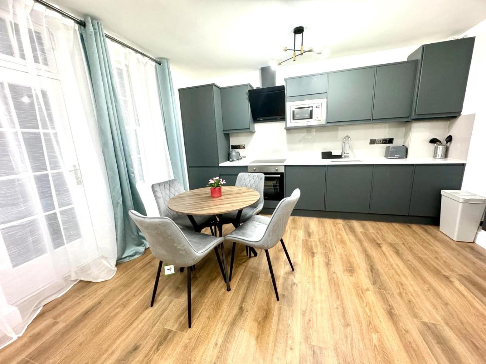 Apartment Centre One Bedroom Next To Station, Newly Renovated