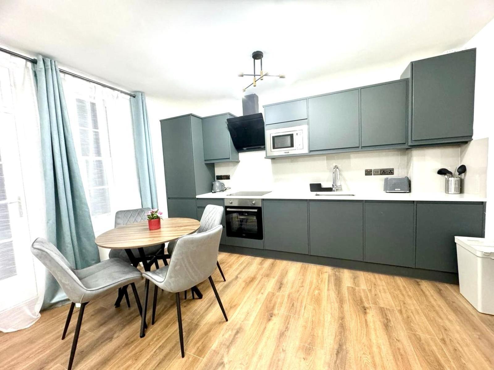Apartment Centre One Bedroom Next To Station, Newly Renovated