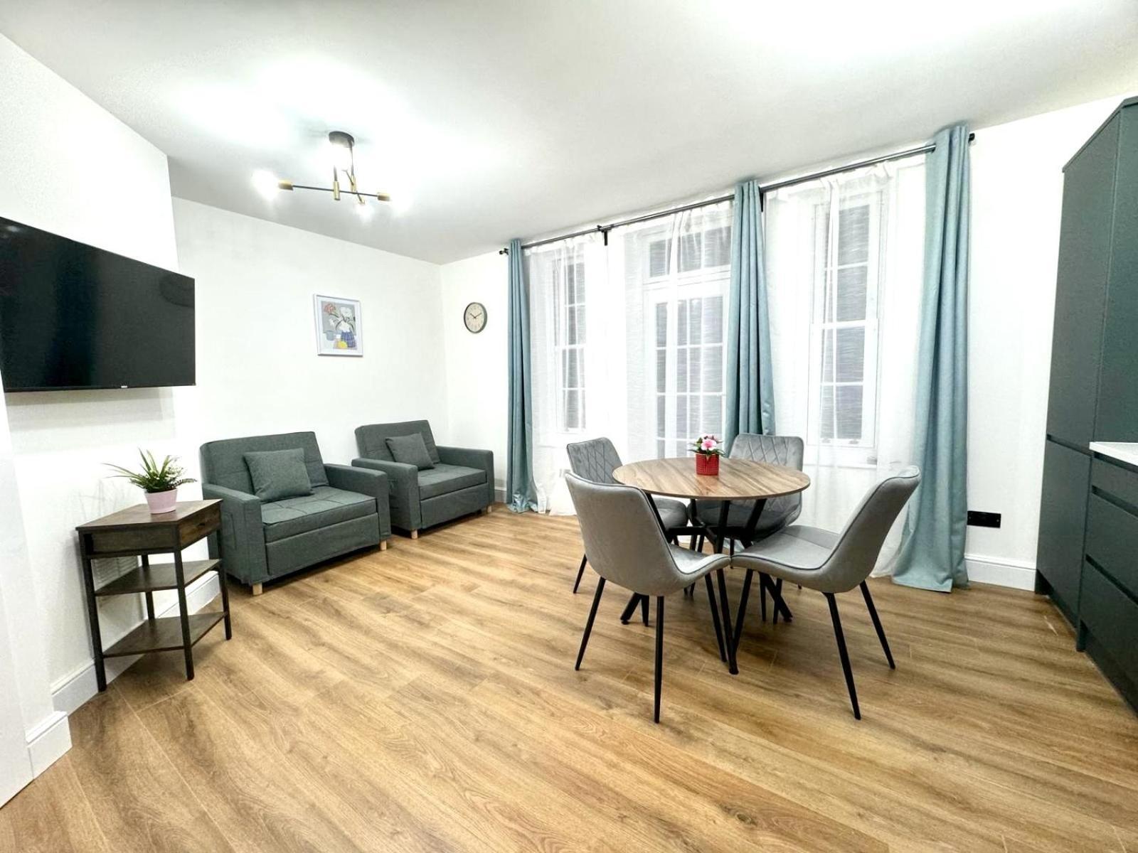 Centre One Bedroom Next To Station, Newly Renovated Apartment