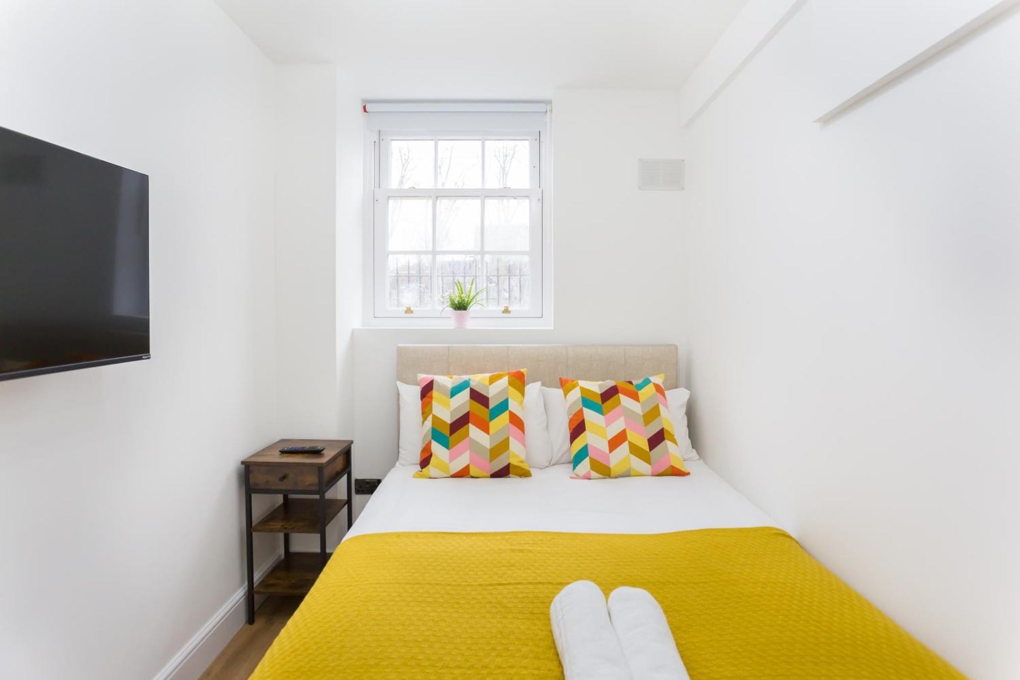 Centre One Bedroom Next To Station, Newly Renovated Apartment *