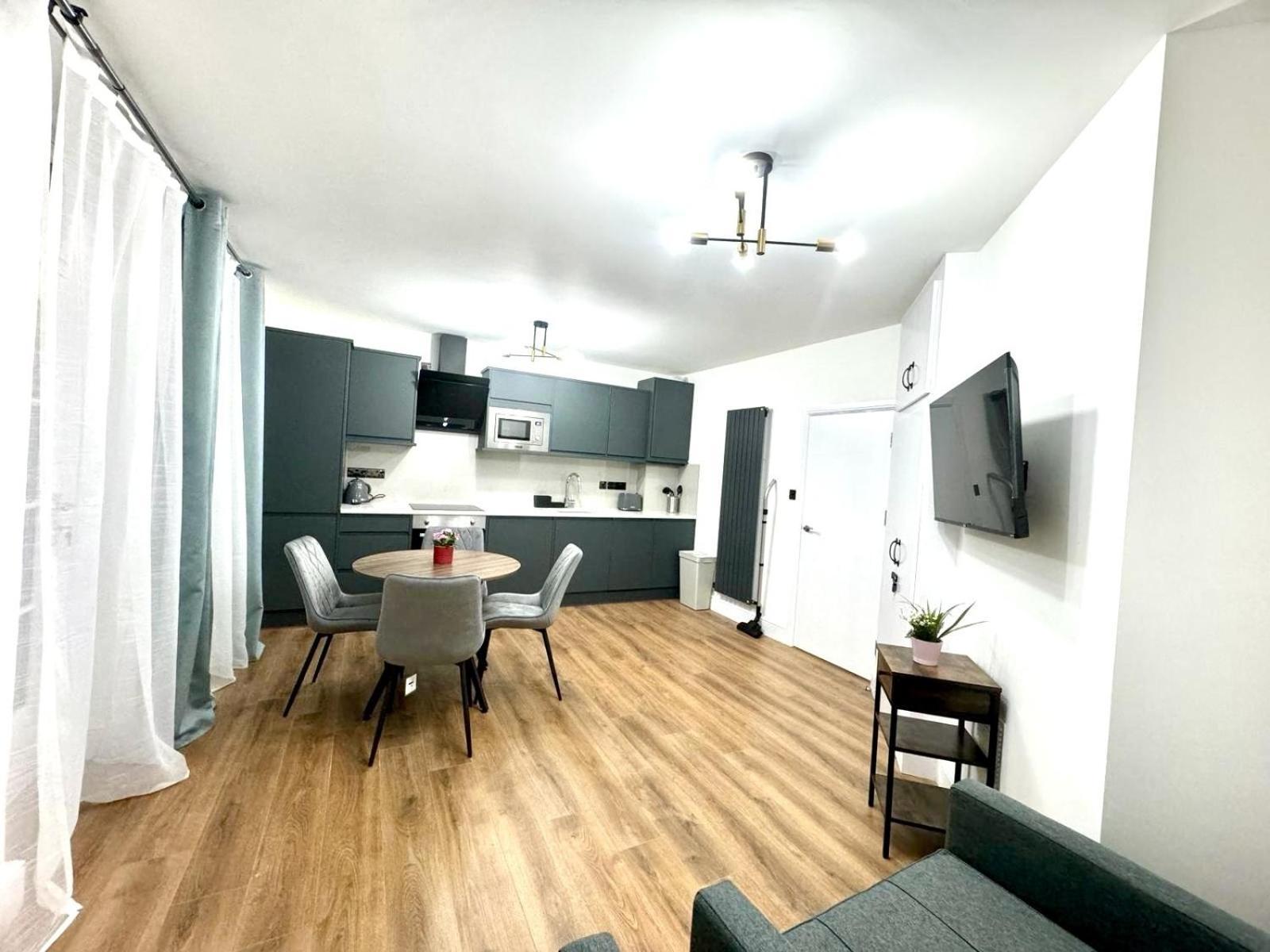 Centre One Bedroom Next To Station, Newly Renovated * London
