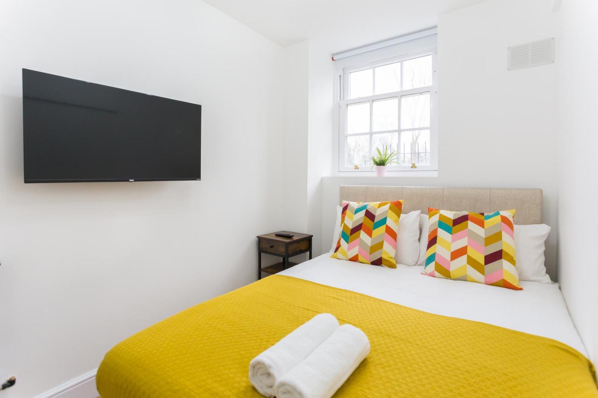 Centre One Bedroom Next To Station, Newly Renovated London