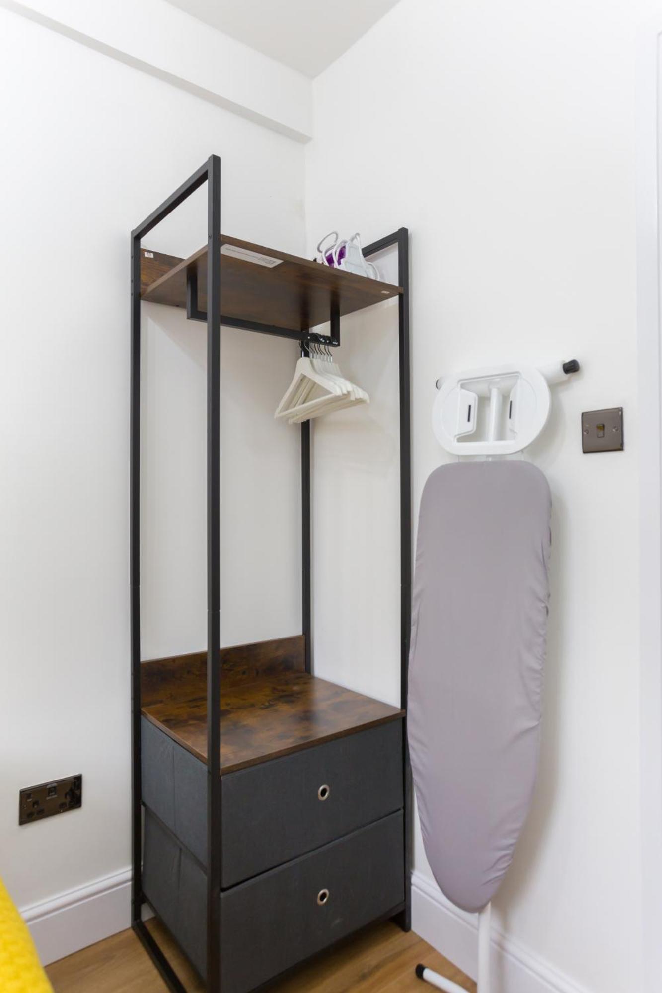 Centre One Bedroom Next To Station, Newly Renovated Apartment *