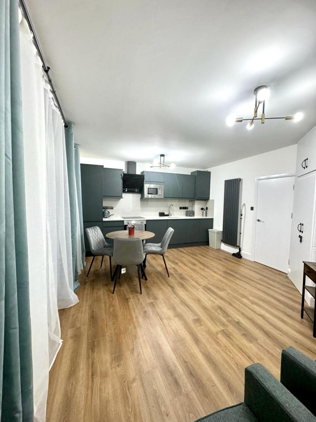 Centre One Bedroom Next To Station, Newly Renovated Apartment