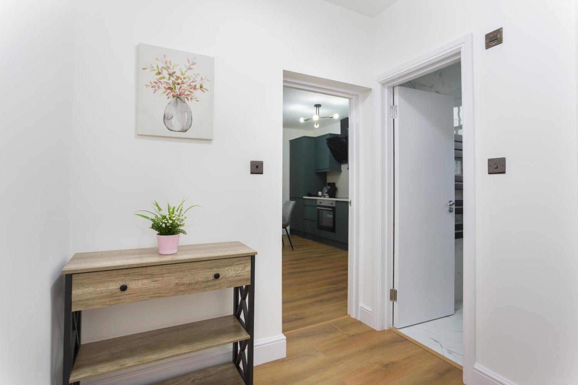 Centre One Bedroom Next To Station, Newly Renovated Apartment *