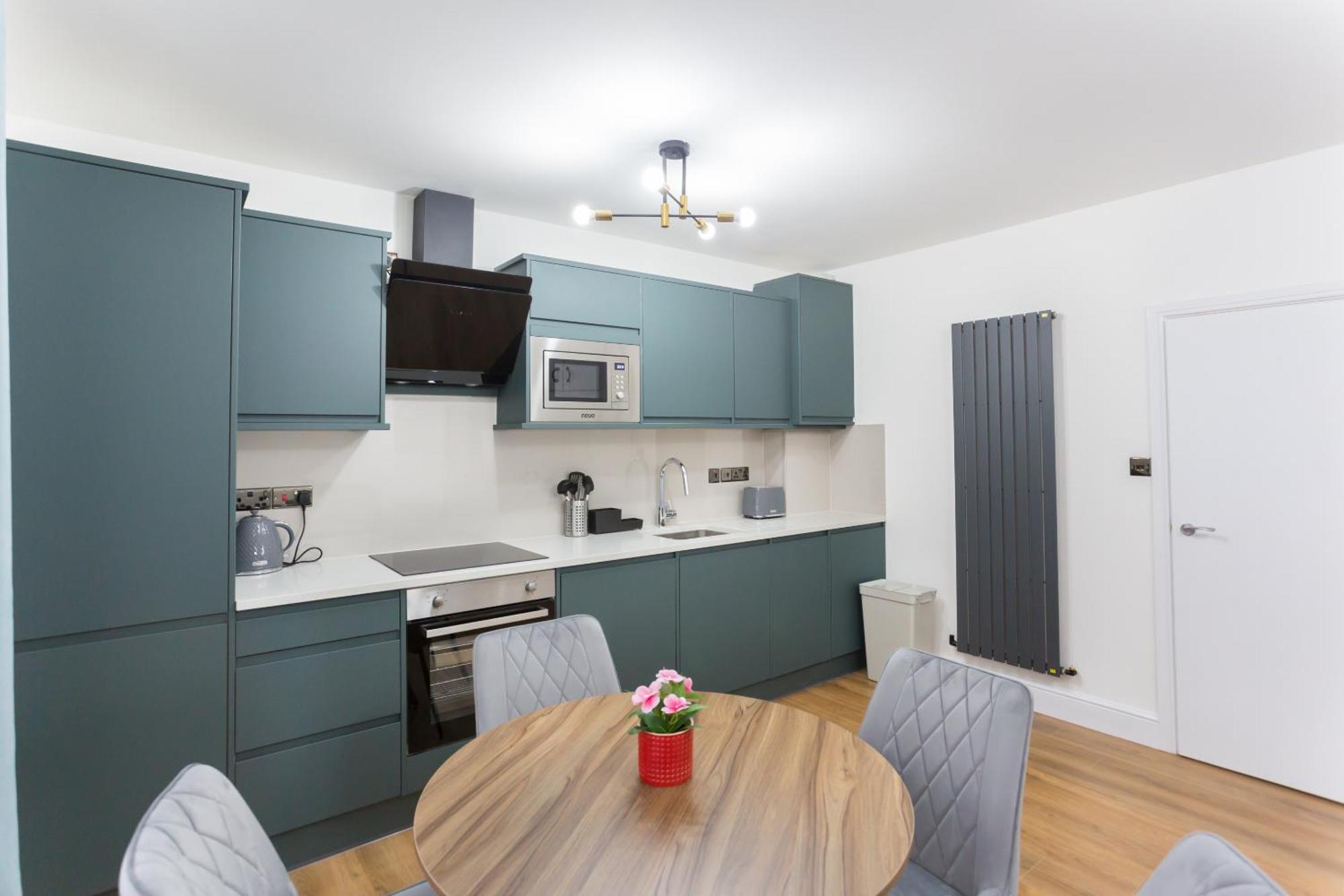 Centre One Bedroom Next To Station, Newly Renovated * London