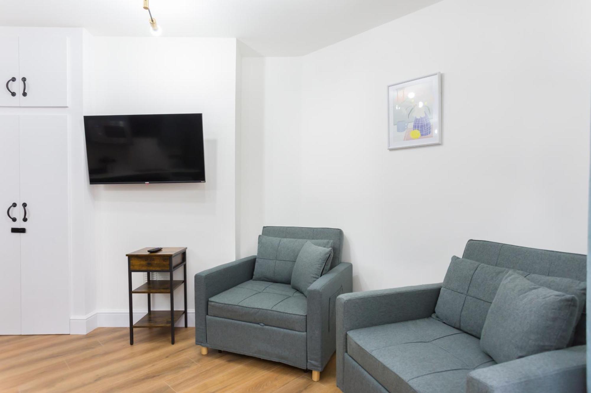 Apartment Centre One Bedroom Next To Station, Newly Renovated