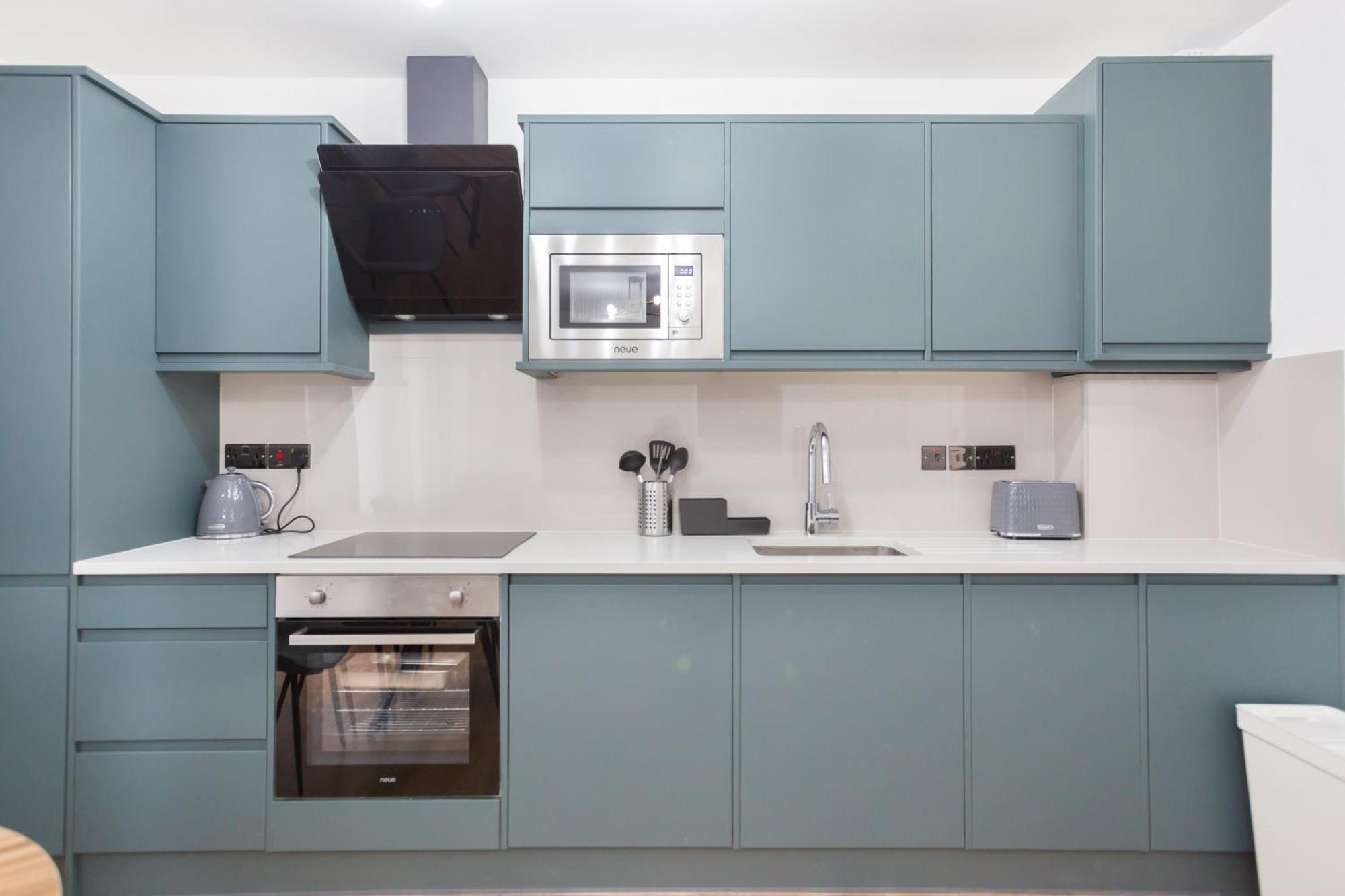 Centre One Bedroom Next To Station, Newly Renovated London