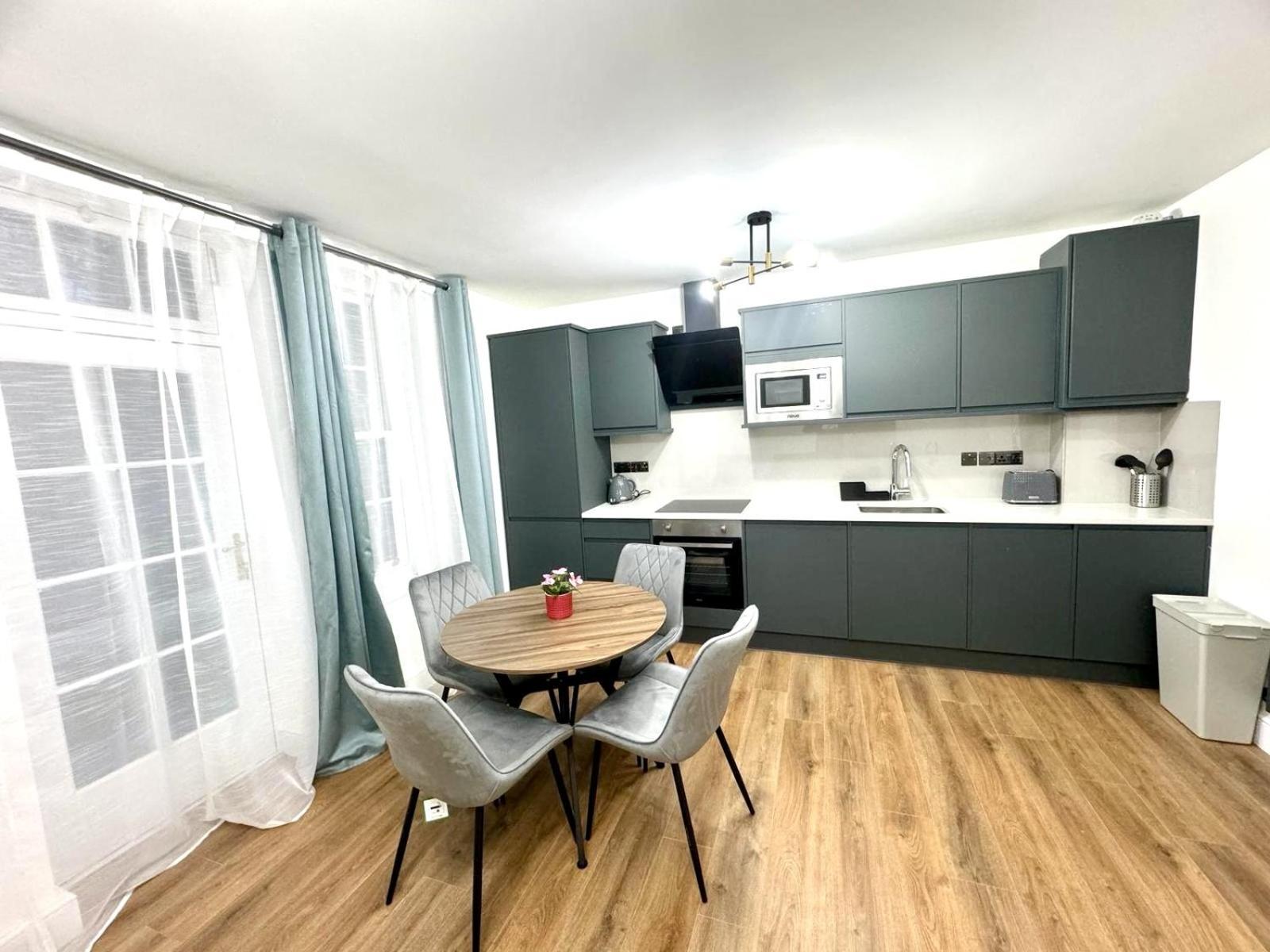 Centre One Bedroom Next To Station, Newly Renovated *