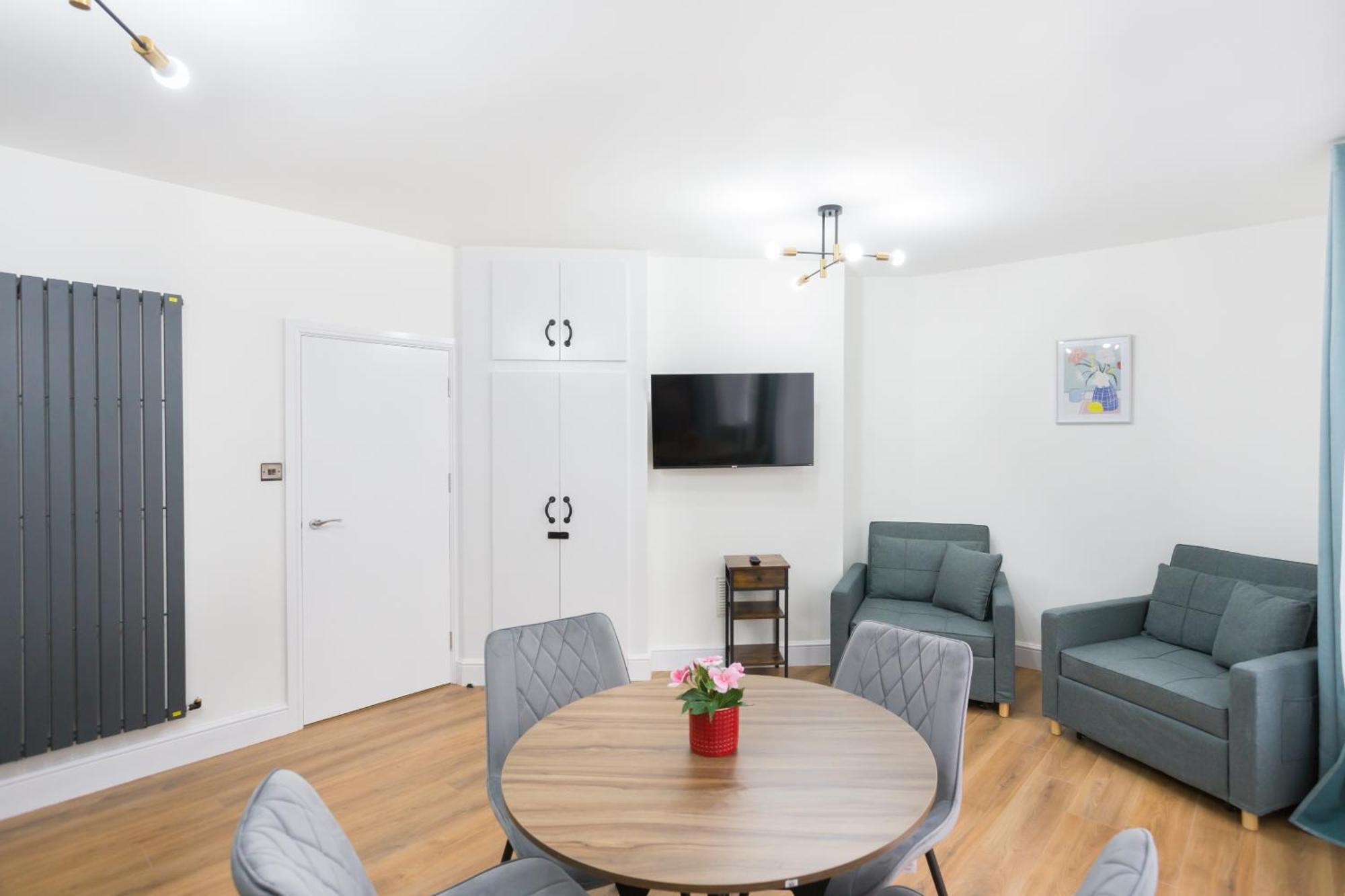 Centre One Bedroom Next To Station, Newly Renovated Apartment *