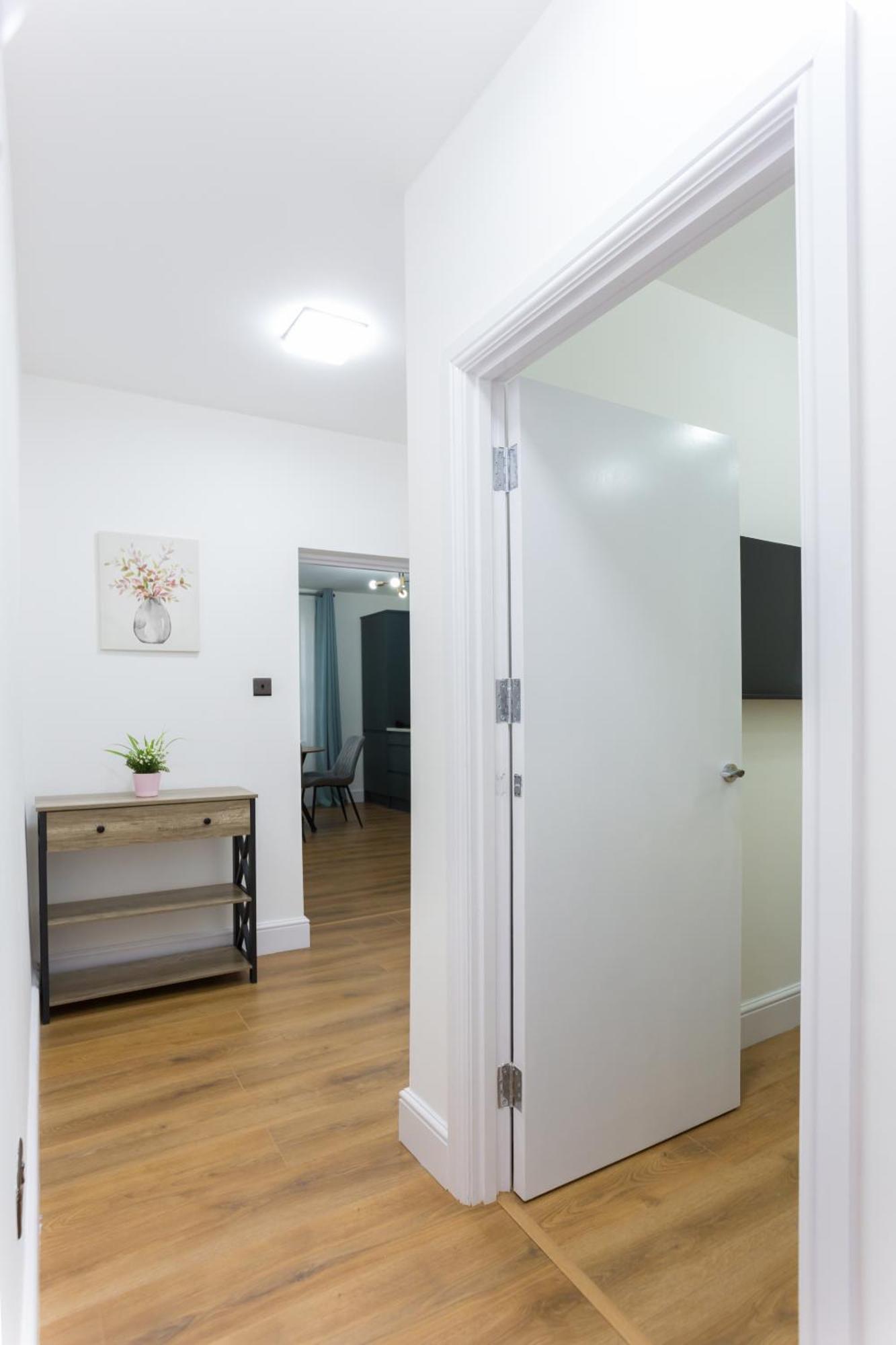 Apartment Centre One Bedroom Next To Station, Newly Renovated