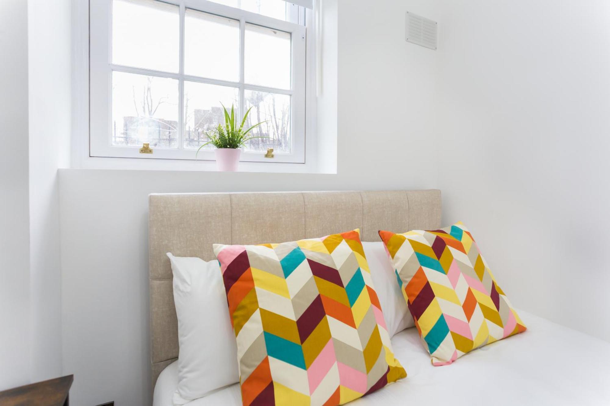 Apartment Centre One Bedroom Next To Station, Newly Renovated *