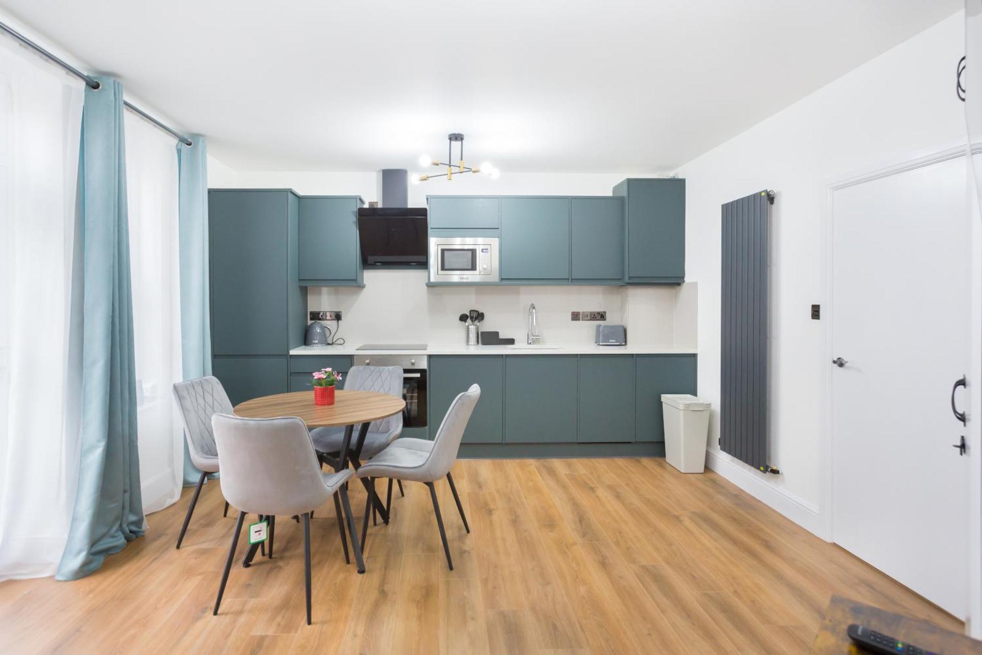 Centre One Bedroom Next To Station, Newly Renovated