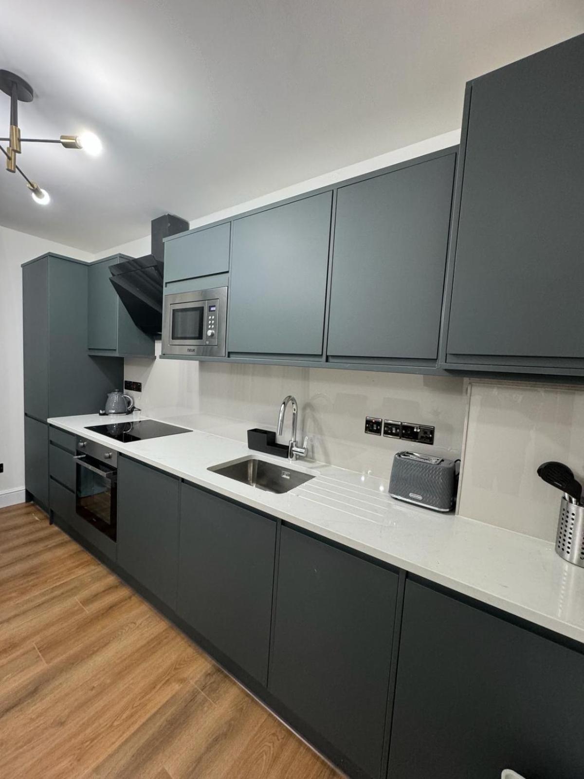 Apartment Centre One Bedroom Next To Station, Newly Renovated London