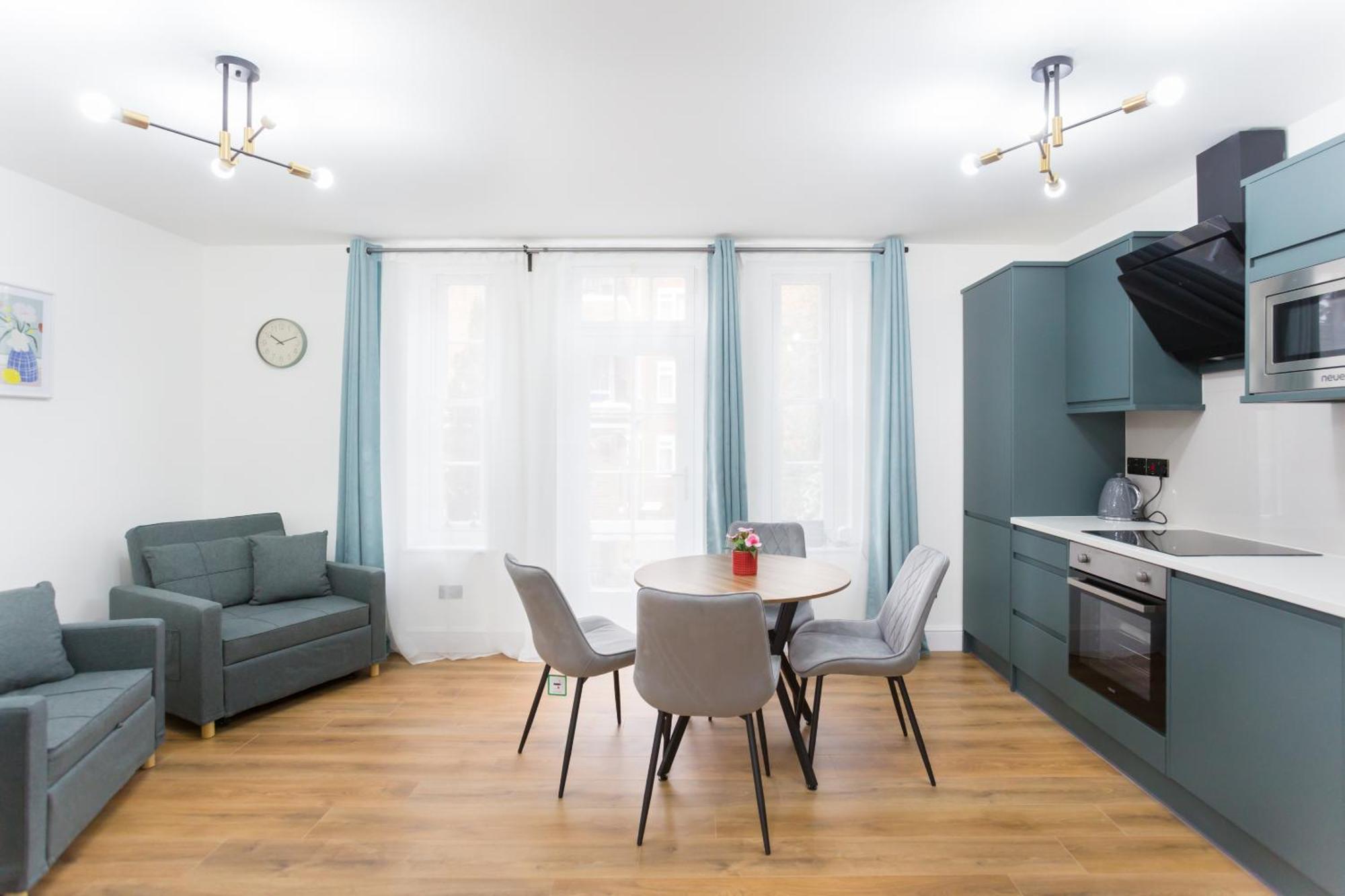 Centre One Bedroom Next To Station, Newly Renovated * London