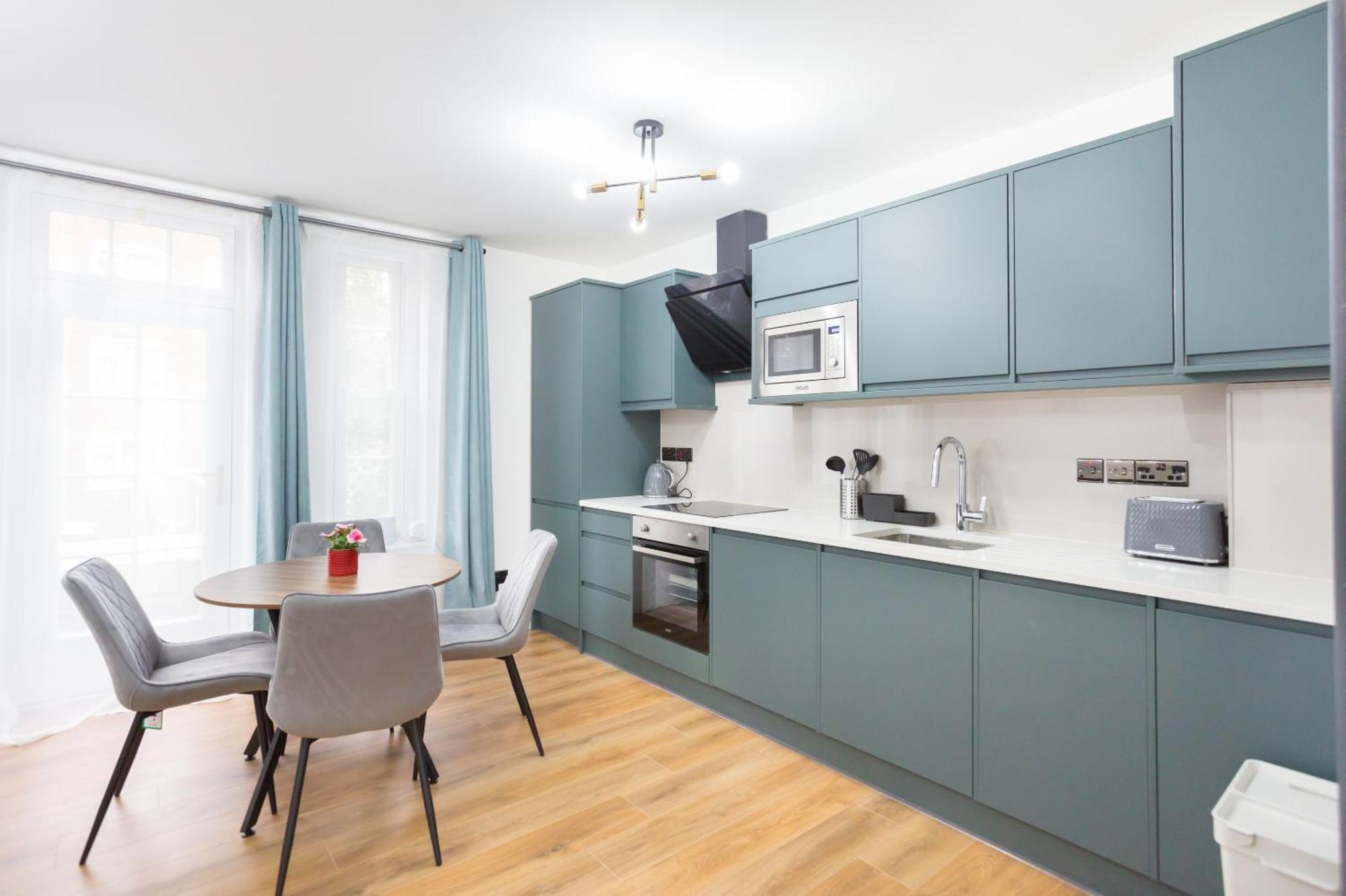 Centre One Bedroom Next To Station, Newly Renovated Apartment London