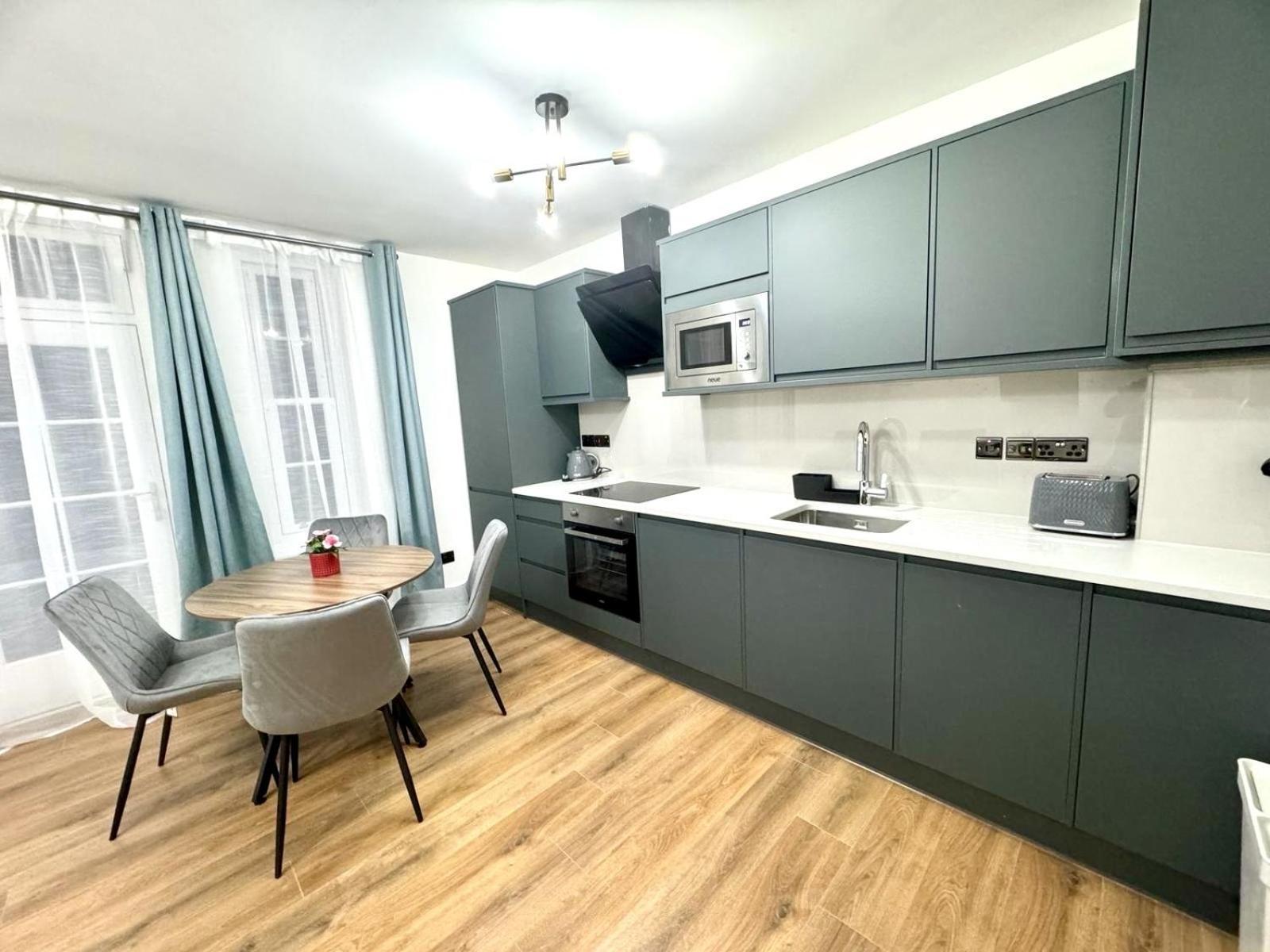 Centre One Bedroom Next To Station, Newly Renovated London