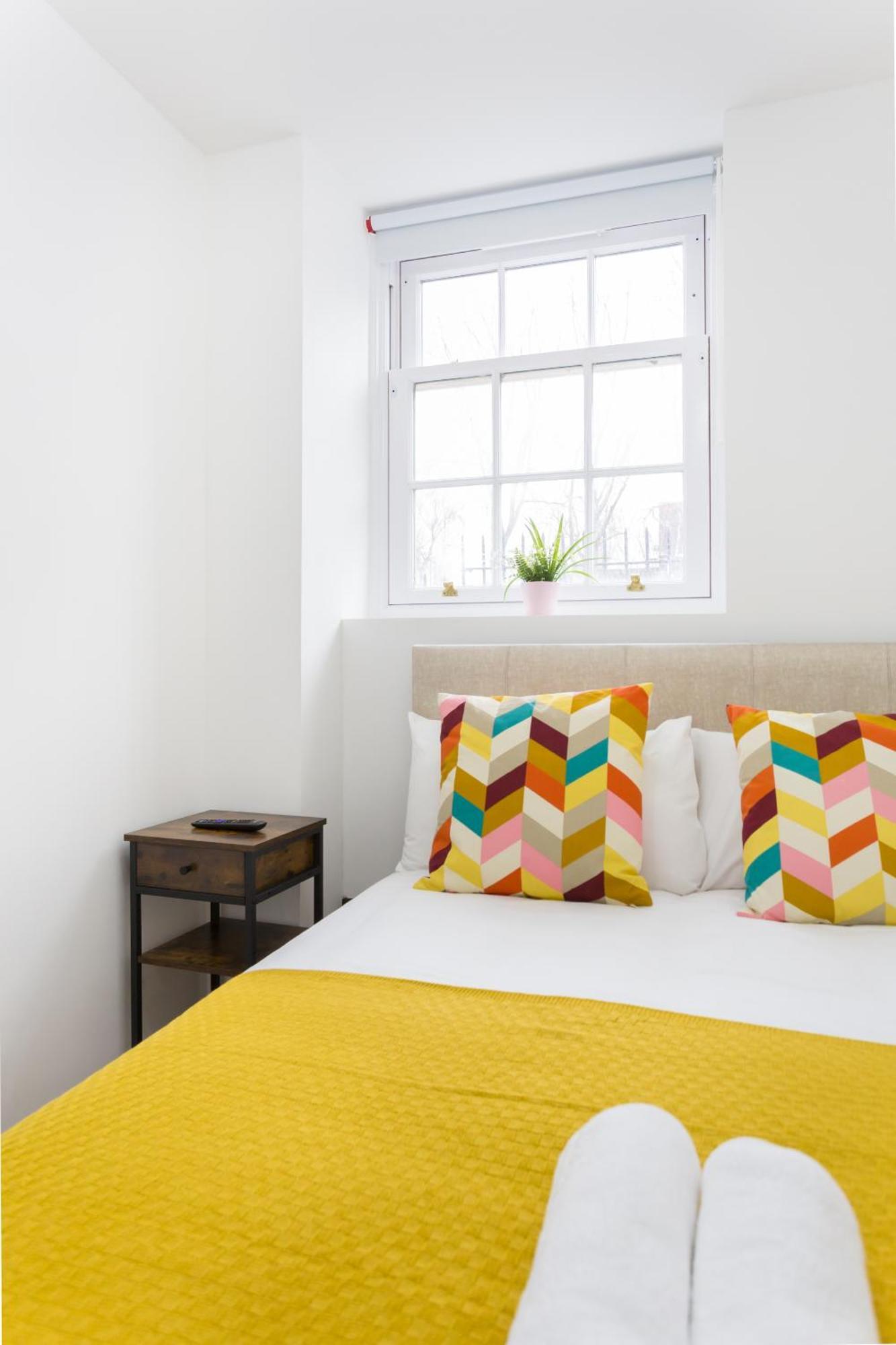 Centre One Bedroom Next To Station, Newly Renovated Apartment