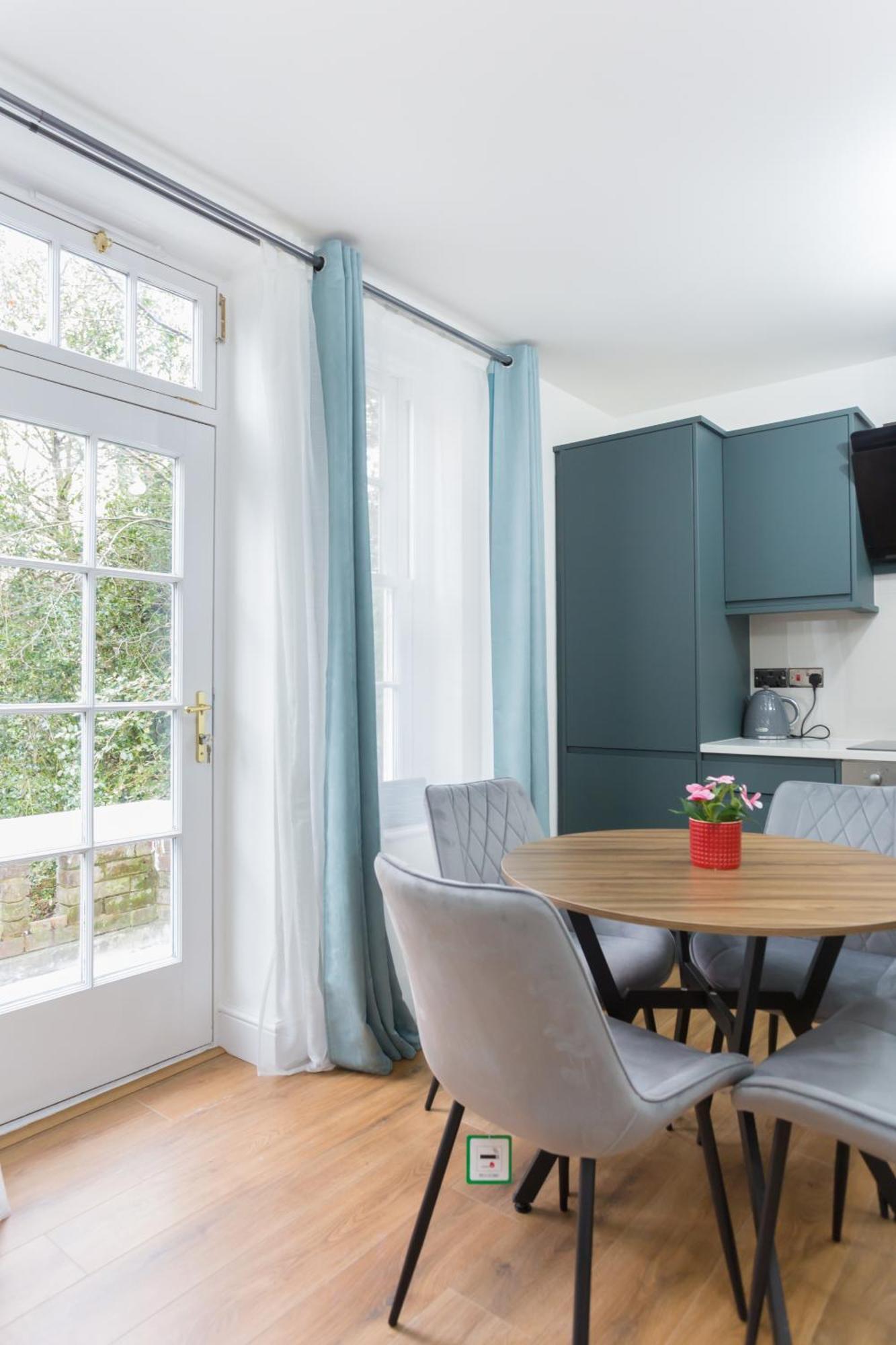 Centre One Bedroom Next To Station, Newly Renovated Apartment