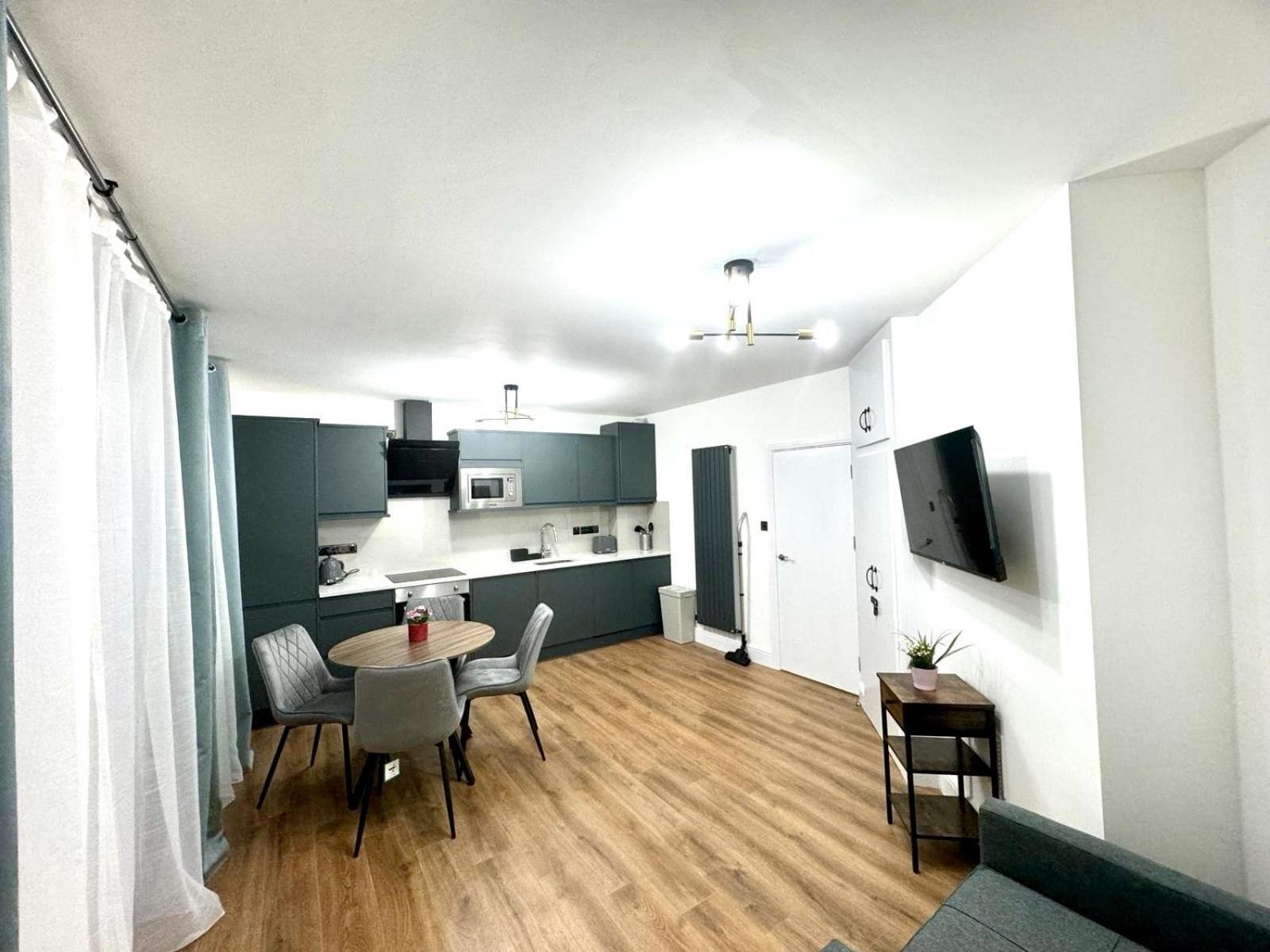 Centre One Bedroom Next To Station, Newly Renovated Apartment
